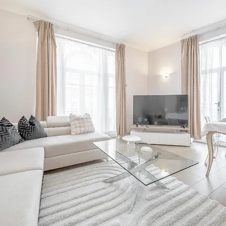 Charming Oxford Street Home Away